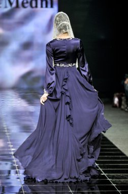 Laura ve Medni koleksiyon Moskova moda haftası sırasında 