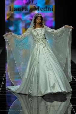 Laura ve Medni koleksiyon Moskova moda haftası sırasında 