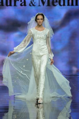 Laura ve Medni koleksiyon Moskova moda haftası sırasında 