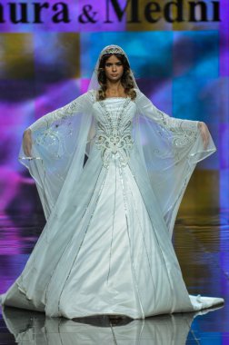 Laura ve Medni koleksiyon Moskova moda haftası sırasında 