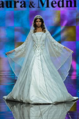 Laura ve Medni koleksiyon Moskova moda haftası sırasında 