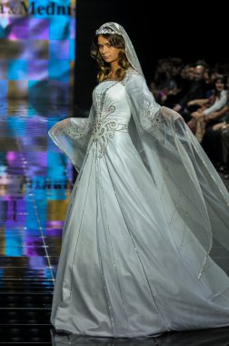 Laura ve Medni koleksiyon Moskova moda haftası sırasında 