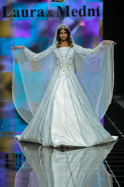 Laura ve Medni koleksiyon Moskova moda haftası sırasında 