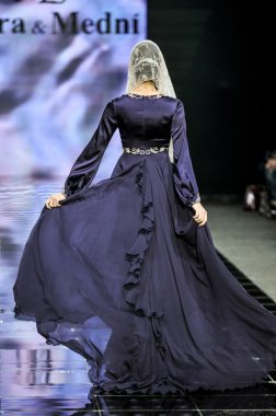 Laura ve Medni koleksiyon Moskova moda haftası sırasında 