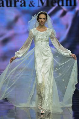 Laura ve Medni koleksiyon Moskova moda haftası sırasında 