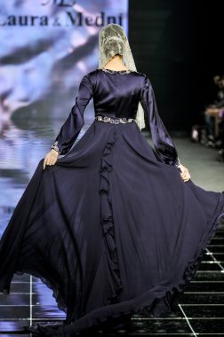 Laura ve Medni koleksiyon Moskova moda haftası sırasında 