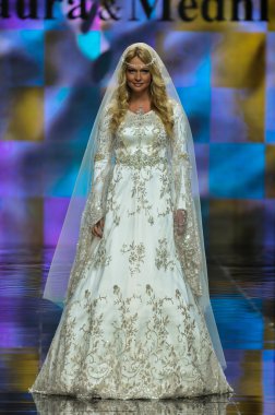 Laura ve Medni koleksiyon Moskova moda haftası sırasında 