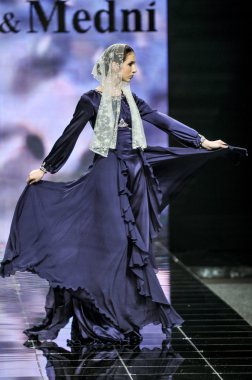 Laura ve Medni koleksiyon Moskova moda haftası sırasında 