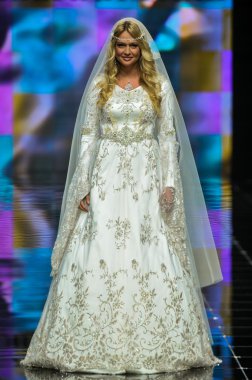 Laura ve Medni koleksiyon Moskova moda haftası sırasında 