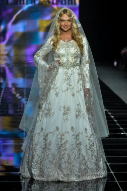 Laura ve Medni koleksiyon Moskova moda haftası sırasında 