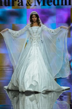 Laura ve Medni koleksiyon Moskova moda haftası sırasında 