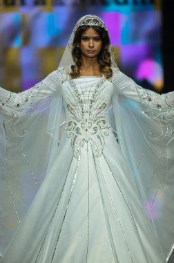 Laura ve Medni koleksiyon Moskova moda haftası sırasında 