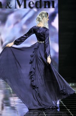  Laura ve Medni koleksiyon Moskova moda haftası sırasında 