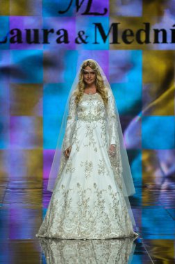  Laura ve Medni koleksiyon Moskova moda haftası sırasında 
