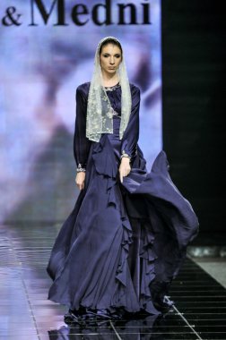  Laura ve Medni koleksiyon Moskova moda haftası sırasında 