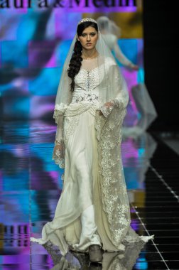  Laura ve Medni koleksiyon Moskova moda haftası sırasında 