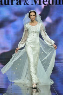  Laura ve Medni koleksiyon Moskova moda haftası sırasında 