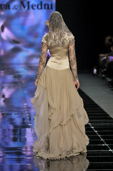 Laura ve Medni koleksiyon Moskova moda haftası sırasında