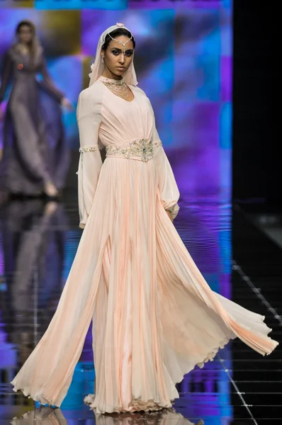 Laura ve Medni koleksiyon Moskova moda haftası sırasında