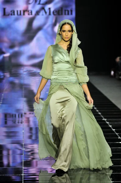 Laura ve Medni koleksiyon Moskova moda haftası sırasında