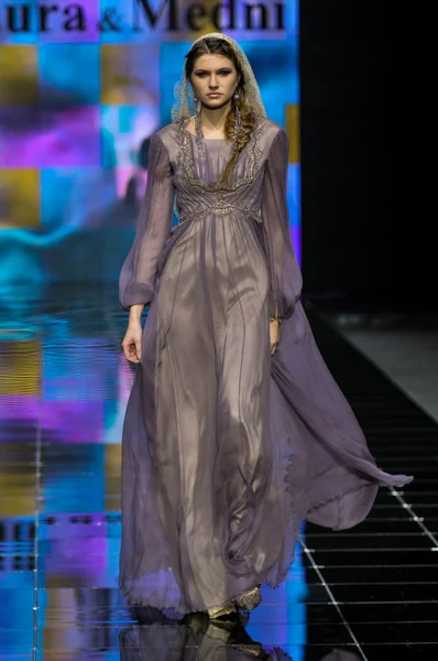 Laura ve Medni koleksiyon Moskova moda haftası sırasında