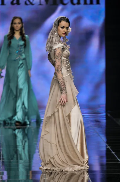 Laura ve Medni koleksiyon Moskova moda haftası sırasında