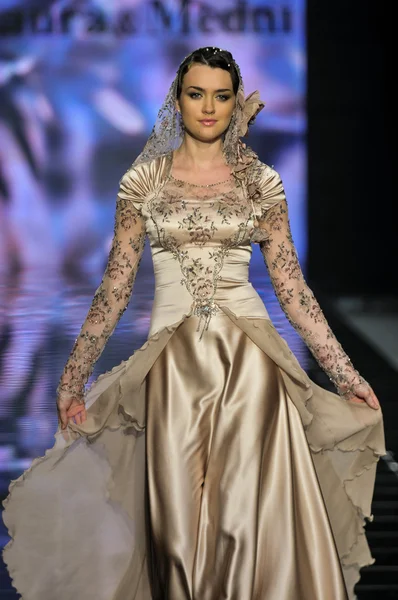 Laura ve Medni koleksiyon Moskova moda haftası sırasında