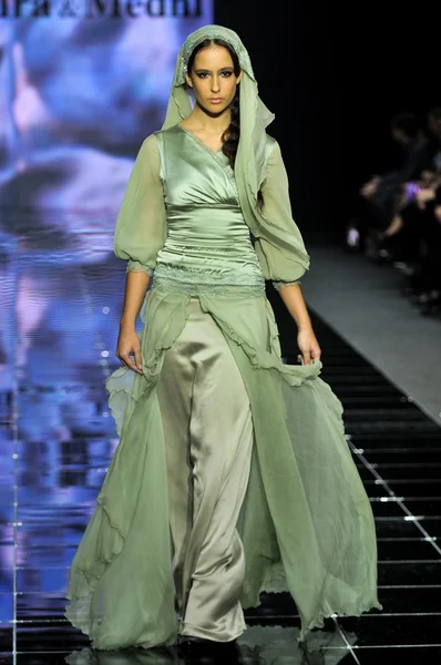 Laura ve Medni koleksiyon Moskova moda haftası sırasında