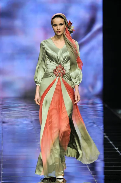 Laura ve Medni koleksiyon Moskova moda haftası sırasında