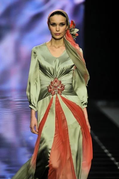 Laura ve Medni koleksiyon Moskova moda haftası sırasında