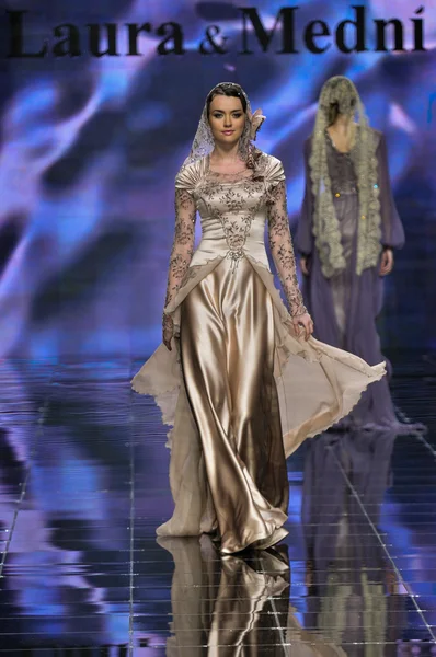 Laura ve Medni koleksiyon Moskova moda haftası sırasında