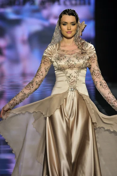 Laura ve Medni koleksiyon Moskova moda haftası sırasında