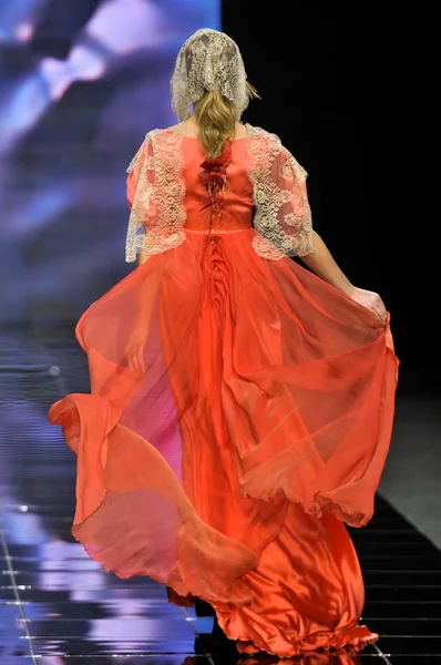 Laura ve Medni koleksiyon Moskova moda haftası sırasında