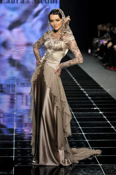 Laura ve Medni koleksiyon Moskova moda haftası sırasında