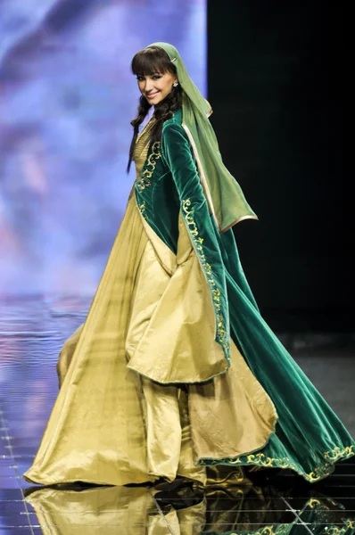 Laura ve Medni koleksiyon Moskova moda haftası sırasında