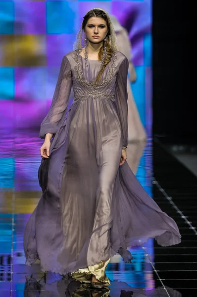 Laura ve Medni koleksiyon Moskova moda haftası sırasında