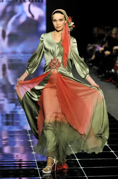 Laura ve Medni koleksiyon Moskova moda haftası sırasında