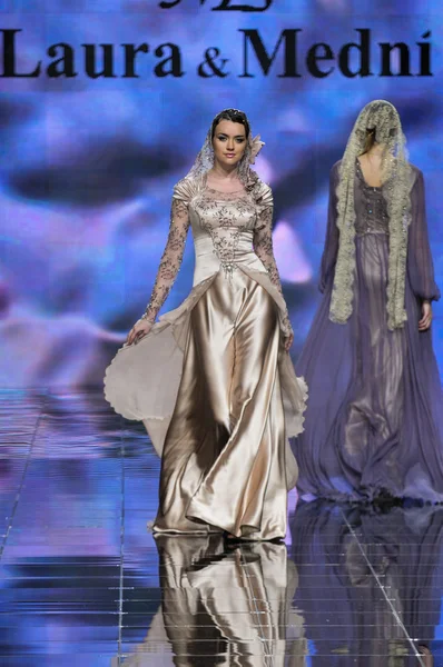 Laura ve Medni koleksiyon Moskova moda haftası sırasında