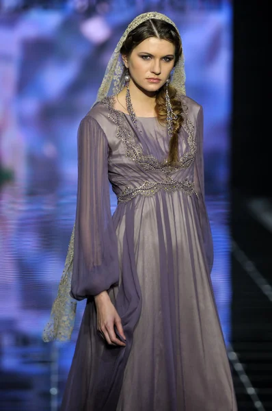 Laura ve Medni koleksiyon Moskova moda haftası sırasında