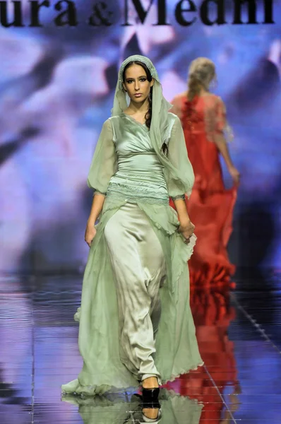 Laura ve Medni koleksiyon Moskova moda haftası sırasında