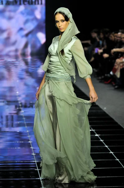 Laura ve Medni koleksiyon Moskova moda haftası sırasında