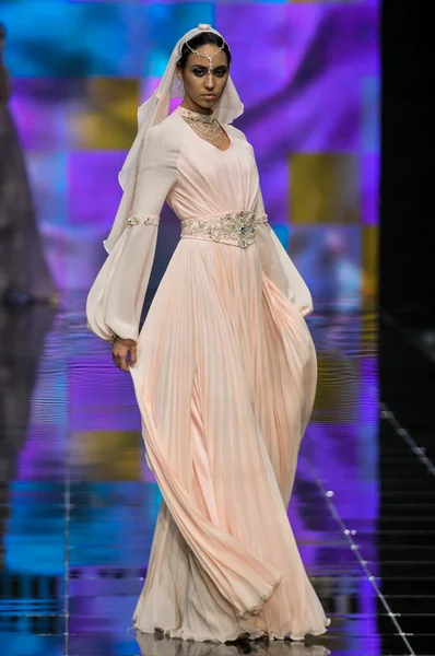 Laura ve Medni koleksiyon Moskova moda haftası sırasında