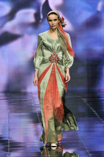 Laura ve Medni koleksiyon Moskova moda haftası sırasında