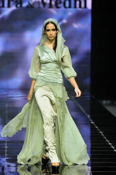 Laura ve Medni koleksiyon Moskova moda haftası sırasında