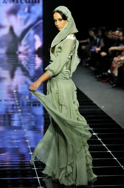 Laura ve Medni koleksiyon Moskova moda haftası sırasında — Stok fotoğraf