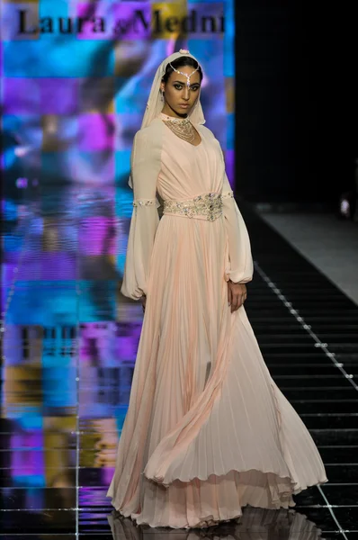 Laura ve Medni koleksiyon Moskova moda haftası sırasında