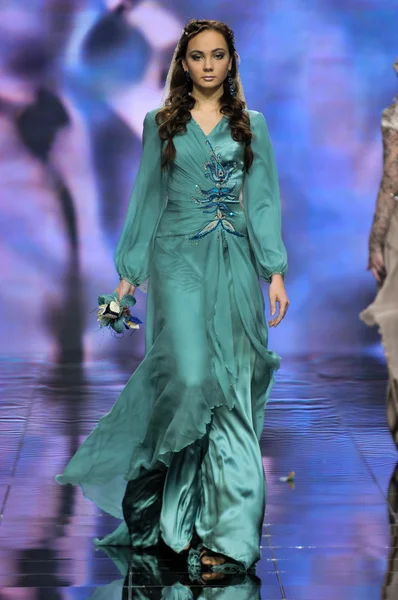 Laura ve Medni koleksiyon Moskova moda haftası sırasında