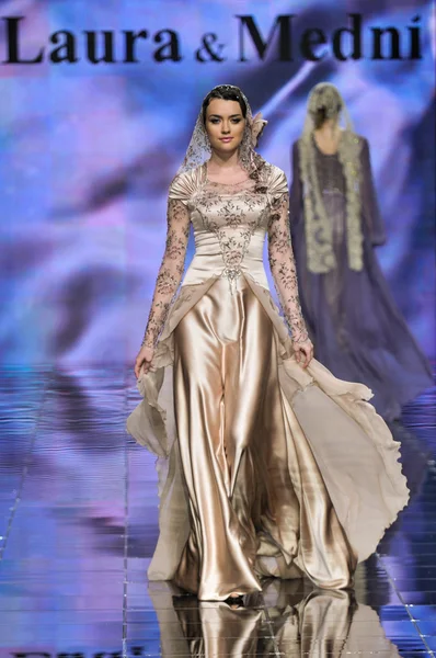 Laura ve Medni koleksiyon Moskova moda haftası sırasında