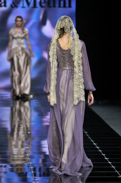 Laura ve Medni koleksiyon Moskova moda haftası sırasında