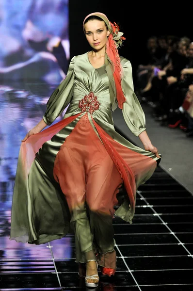 Laura ve Medni koleksiyon Moskova moda haftası sırasında